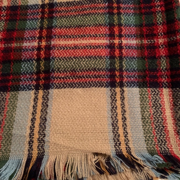 Large plaid scarf/wrap - Picture 4 of 7